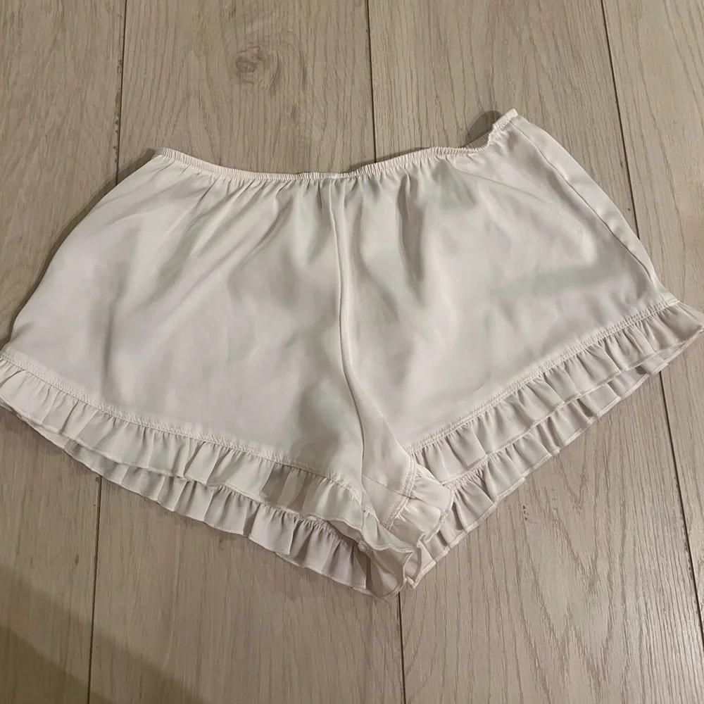 Brandy melville Ruffle Shorts - Picture 2 of 3
